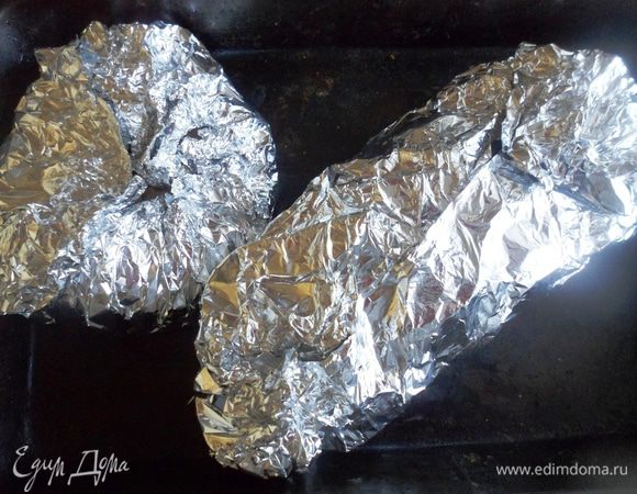 Выкладываем на противень и ставим с разогретую, до 190-200 градусов, духовку запекаться на 50-60 минут