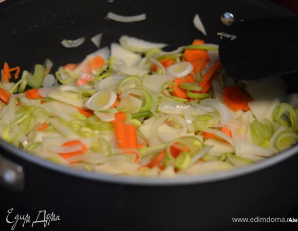 Разогреть духовку до 210°C.
Разогреем сковороду, добавим оливковое масло и выложим порезанную тонко луковицу. Готовим 4 минуты. Затем тонко порезанную морковь, пастернак и картофель и готовим еще 10 минут.