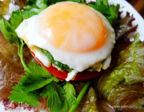 Кабачки нарезать кружочками толщиной 1-1,5 см.  Вырезать серединку, посолить.  Обжарить на оливковом масле с одной стороны (там, где выемка). Перевернуть, посыпать кунжутом и разбить яйцо в выемку. Подержать на огне ещё несколько минут, пока белок не схватится.