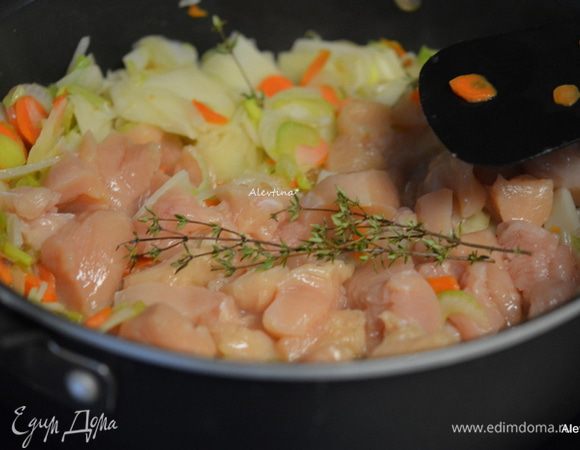 Влить вино и дать прокипеть 2 минуты. Следующим идет бульон, как закипит выкладываем куриные кусочки кубиками и тимьян. Готовим 2 минуты. Посолить и поперчить.