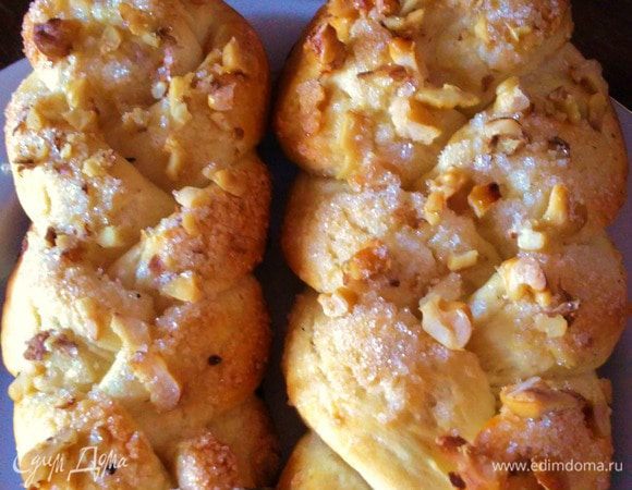 На косички посыпаем орешки, сахар и смазываем взбитым яичком, отправить на 15- 20 мин в духовку.
Затем вынимаем, даем изделиям остыть и зовем домашних на чай :)
