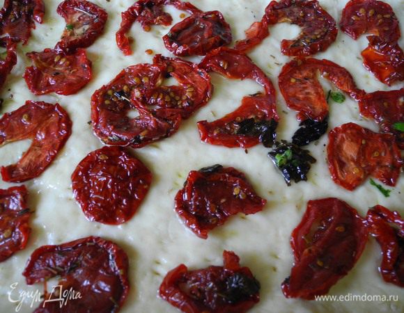 На раскатанное тесто укладываем стройными рядами вяленые помидоры. Или не очень стройными...