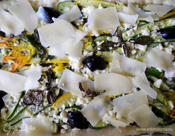 Ставим в духовку, разогретую до 250 градусов Цельсия на 15-20 мин. 
Затем вынимаем, покромсаем сверху пармезан (грана падана) или другой твердый сыр.