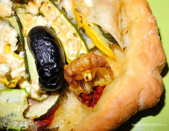 Затем опять ставим в духовку до расплавления сыра и подрумянивания теста. Тесто получилось очень хрустящим, а начинка нежной и пикантной. Мне очень понравился результат.