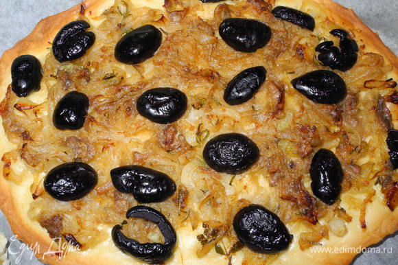 Из второй части теста (примерно 1/3) я раскатала лепешку и сделала писсаладьер - пирог-пицца с луком, оливками и анчоусами (подробный рецепт http://www.edimdoma.ru/retsepty/27265-pissaladier-ili-pitstsa-iz-nitstsy)