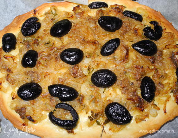 Из второй части теста (примерно 1/3) я раскатала лепешку и сделала писсаладьер - пирог-пицца с луком, оливками и анчоусами (подробный рецепт http://www.edimdoma.ru/retsepty/27265-pissaladier-ili-pitstsa-iz-nitstsy)