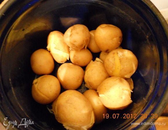 Картофель отварить в мундирах где-то мин 20, лук, чеснок мелко порубить, Помидоры порезать кубиками, морковь - ломтиками, как и шампиньоны. сладкий перец порежьте соломкой. Листья базилика - тонкими полосками.