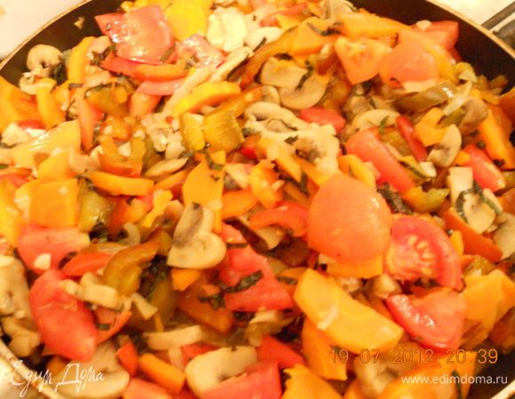 На оливковом масле обжарьте грибы, добавьте лук и чеснок, готовьте до их прозрачности, потом положите морковь и перец. Тушите еще несколько минут. добавьте помидоры и половину базилика. Перемешайте, посолите, поперчите и тушите на среднем огне 5 мин под крышкой.
