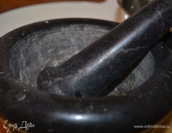 Маринад.
Мелем семена кориандра. Давим сок из апельсинов.
В миске перемешиваем апельсиновый сок, мёд, кориандр, куркуму, оливковое масло, чуть соли. 
Курицу делим на части и отправляем в маринад минимум на час, лучше на три, в холодильник. 