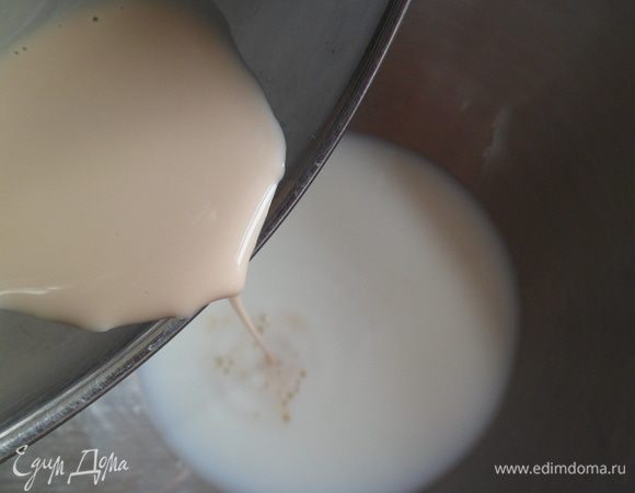 соединяем теплое молоко и дрожжи