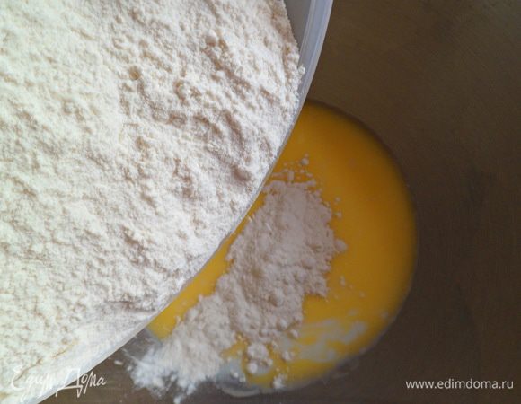 добавляем муку