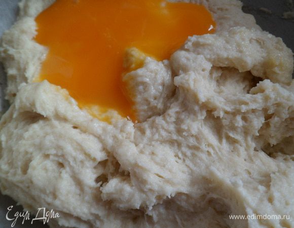 вводим желток и вымешиваем минут 15.