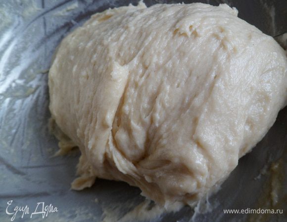 тесто получается липучее,в конце добавляем раст.масло и тесто наше легко отделится и скатается 