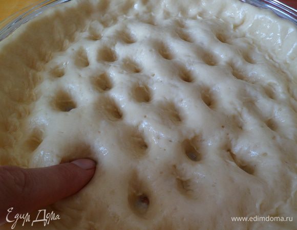 потом по всей поверхности пальцами  делаем глубокие дырки,смело побольше дырок (смочив руки в воде или масле)