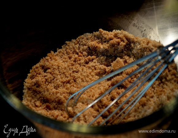 Смешаем сахар коричневый и белый вместе.