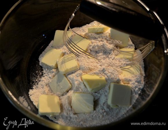 Затем добавим муку, мускат.орех. Перемешать. Добавить слив.масло порезанное на кусочки и порубить вместе с мукой ножом или вилкой или спец. ножом блендером. До состояния крошки. Отложим 1/2 стак.крошки.