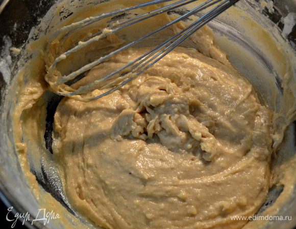 Смешаем кефир,в анилин, соль, разрыхлитель, пищев.сода. Добавим яйцо, перемешаем. И выльем поверх нашей крошки,перемешаем вилкой так чтоб мука стала влажной от микса.