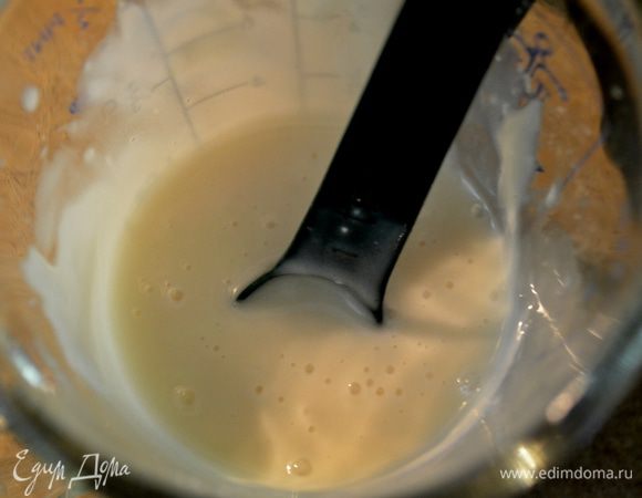 Выпекаем примерно 25-30 мин. Проверяем центр зубочисткой.Дадим остынуть им примерно 10 мин.
====
В это время приготовим глазурь. Смешаем все составляющие для глазури и перемешаем хорошенько.