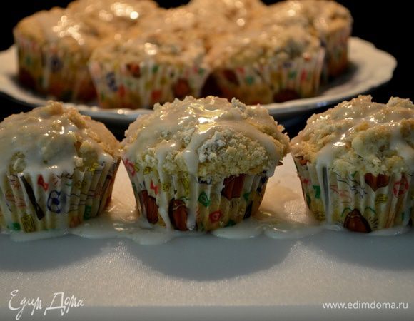 Распределим глазурь поверх каждого кекса и подаем к столу.