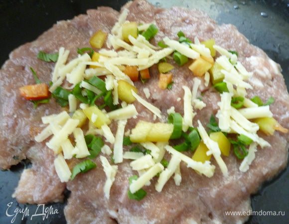 Приступим к формовке кебабов.Блюдо или разделочную доску смочить водой.Руки смачиваем водой,берем кусок фарша величиной с куриное яйцо,делаем из него лепешку.Посыпаем зеленью,немного болгарского перца и тертого сыра.