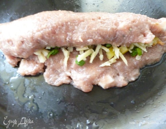 Мокрыми руками свертываем лепешку рулетиком.Кебаб,сформованный таким способом,будет очень сочным и пышным.