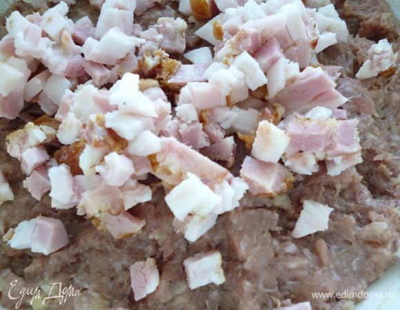 Достаем фарш из холодильника,добавляем к нему мелко нарезанную копченую грудинку,хорошо перемешиваем.Теперь фарш надо хорошо отбить,покидать его об миску или доску.