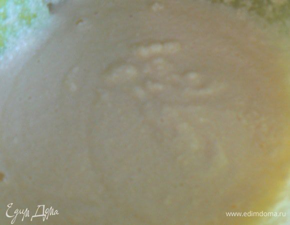 Взбить масло, сахар и соль. Добавить яйца и опять взбить .