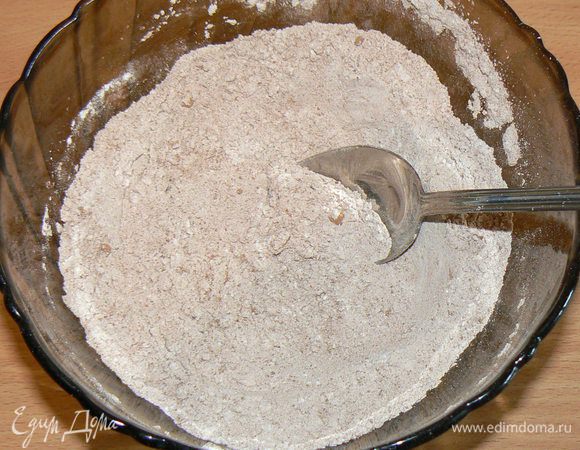 Соединить муку, разрыхлитель, какао.