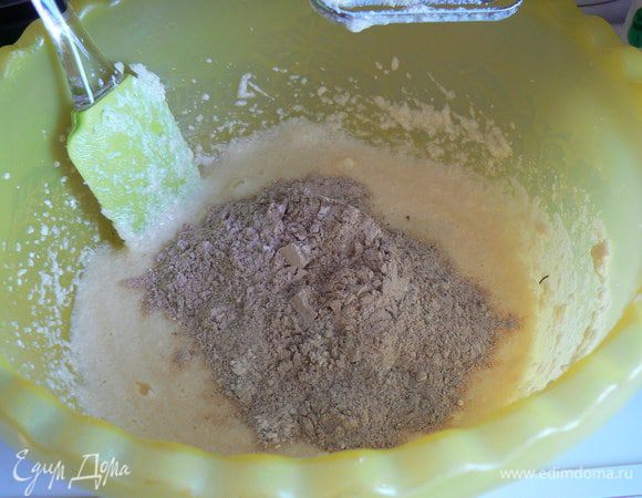 Добавить муку в яично-маслянную смесь и перемешать. 