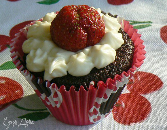 Украсить кремом и клубничкой.Приятного чаепития!