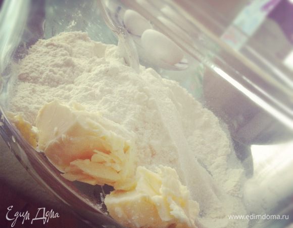 Размягчённое сливочное масло смешать с яйцами,сахаром. Размешать до однородной массы, лучше миксером или в блендере. Всыпать просеянную муку, разрыхлитель, соду(не гасим) и вводим молоко. 