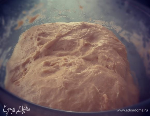 Итак, подогреваем молоко и всыпаем дрожжи. Когда они растворятся вводим сахар, соль, муку, яйца, растопленный маргарин. Оставляем тесто на 1.5-2 часа в тёплом месте в закрытой ёмкости. Когда оно поднимется, а поднимается оно хорошо, приступаем к самому интересному)