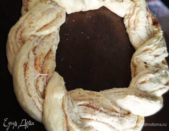 Теперь начинаем перекручивать 2 части друг с другом. Обратите внимание, что если тесто будет жидковатым, сделать это будет не очень удобно)