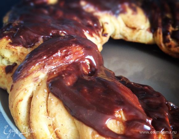 Сверху снова посыпаем сахаром. Ставим в разогретую духовку до 180 гр. на 40 минут. Приятного аппетита!=)