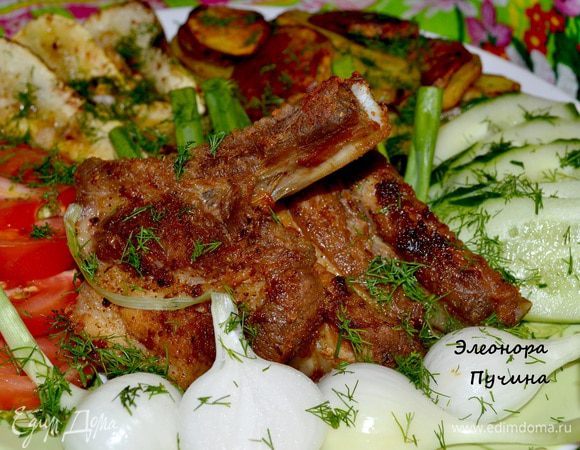 Первым делом маринуем молодые луковицы в уксусе немного разбавленного водой. Жарим наши рёбрышки до золотистой хрустящей корочки,пропитанные специями. Затем в сальце от мяса обжариваем кабачок с чесноком, а затем картошку до золотой корочки.