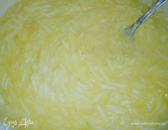 Кабачки помыть и натереть на крупной терке. Посолить, оставить на 10-15минут, чтобы они пустили сок. Затем добавить в кабачки яйца и тщательно перемешать вилкой.