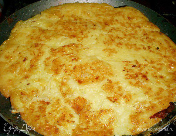 На сковороду с разогретым маслом выкладываем тесто слоем около 5 мм. Жарим блинчики с двух сторон на медленном огне до золотистого цвета. Переворачивать их удобно с помощью двух лопаток. Выход: 5-6 готовых блинчиков.