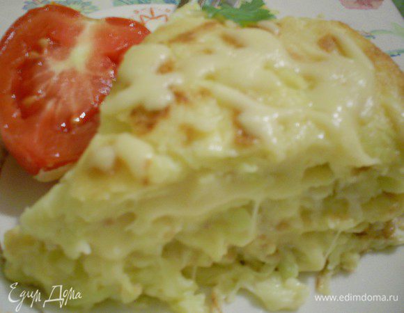 Последний блинчик просто посыпаем тертым сыром и украшаем, как вам подскажет фантазия. Торт одинаково вкусный и в теплом и в холодном виде.  Режется лучше холодным. Очень вкусно с помидорами. Ну вот и все! Угощайтесь!