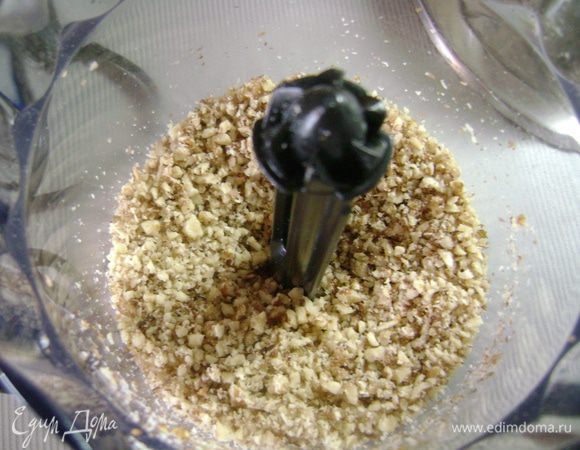 Грецкие орехи порубить не мелко, кусочками. 