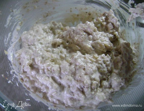 Белок взбить, постепенно добавляя сахар, до устойчивых пиков. Аккуратно добавить грецкие орехи и осторожно перемешать. 