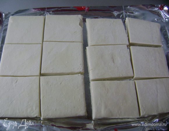 Убрать полотенца с теста и разрезать каждый пласт на 6 равных квадратов. 