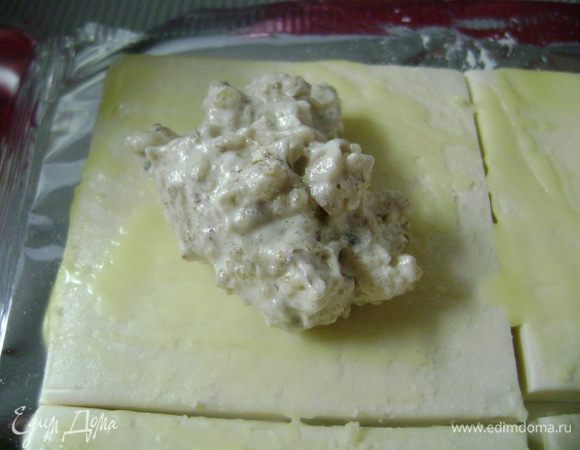 Распределить начинку по квадратикам, укладывая в центр. Я пыталась придать форму узелков, но в духовке они все развернулись 