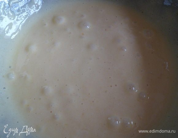 вылить на лист застланный пекарской бумагой(можно промаслить,я не делала)