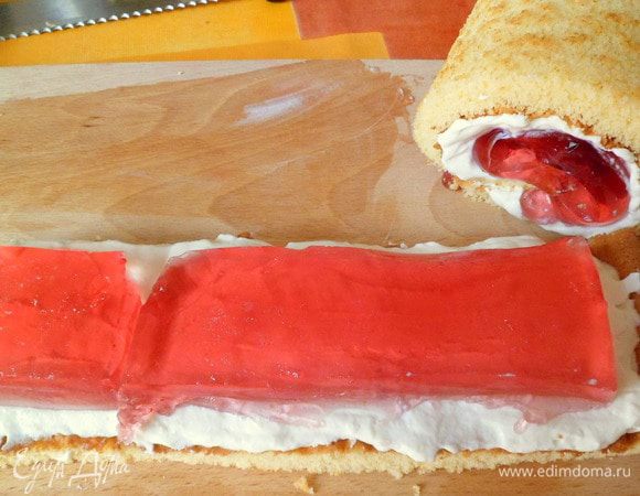 затем сверху укладываем полоски желе