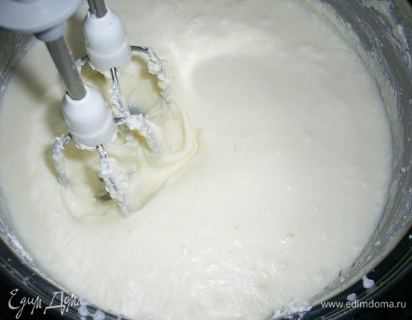 Добавить сметану и молоко, перемешать миксером на самой низкой скорости.