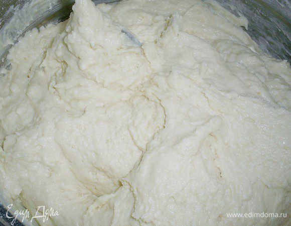 На полученную смесь просеять муку с разрыхлителем и ванилином.
Тщательно перемешать ложкой.
