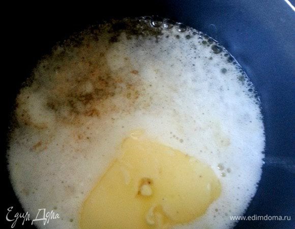 Я к маслу всегда добавляю щепотку соли,а в маргарине соль уже присутствует!Растапливаем на маленьком огне.