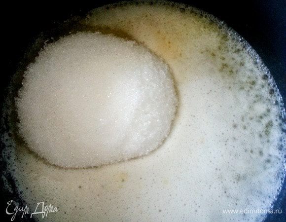 Добавляем сахар и помешиваем до полного расстворения.