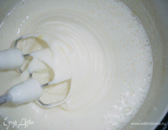 Приготовим коржи. Взбиваем яйца с сахаром, пока масса не станет белой и густой.