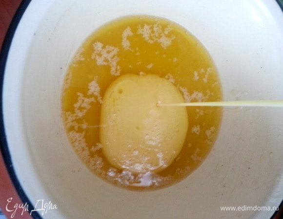 Остужаем масло до тёплого состояния и вливаем взбитые яйца.